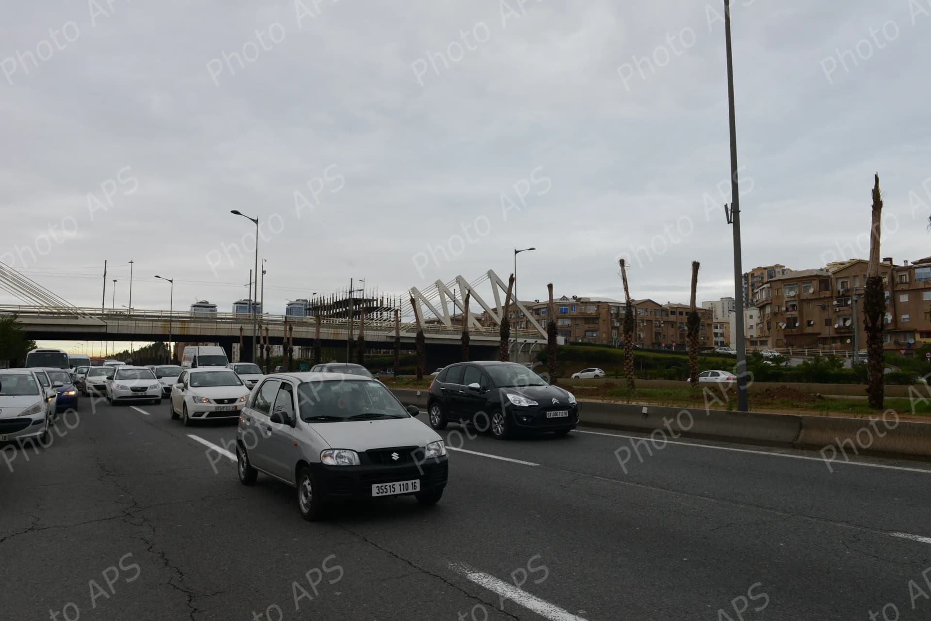 Photo illustration d'une autoroute.