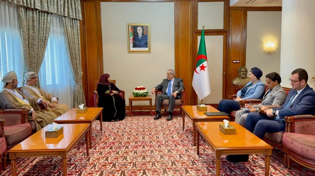 Le Premier ministre, M. Nadir Larbaoui a reçu, dimanche au Palais du Gouvernement (Alger), la ministre du Développement social du Sultanat d'Oman, Mme Laila Bin Ahmed Bin Awad Al-Najjar.