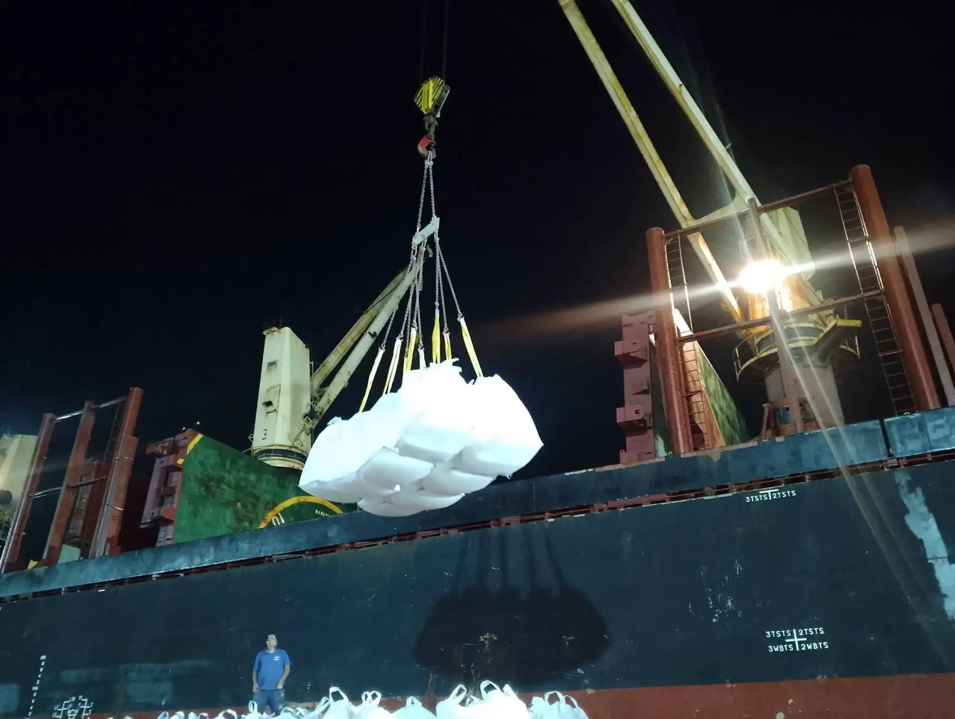 22.000 tonnes de ciment blanc embarquée dans le cadre d'une opération d'exportation vers la 