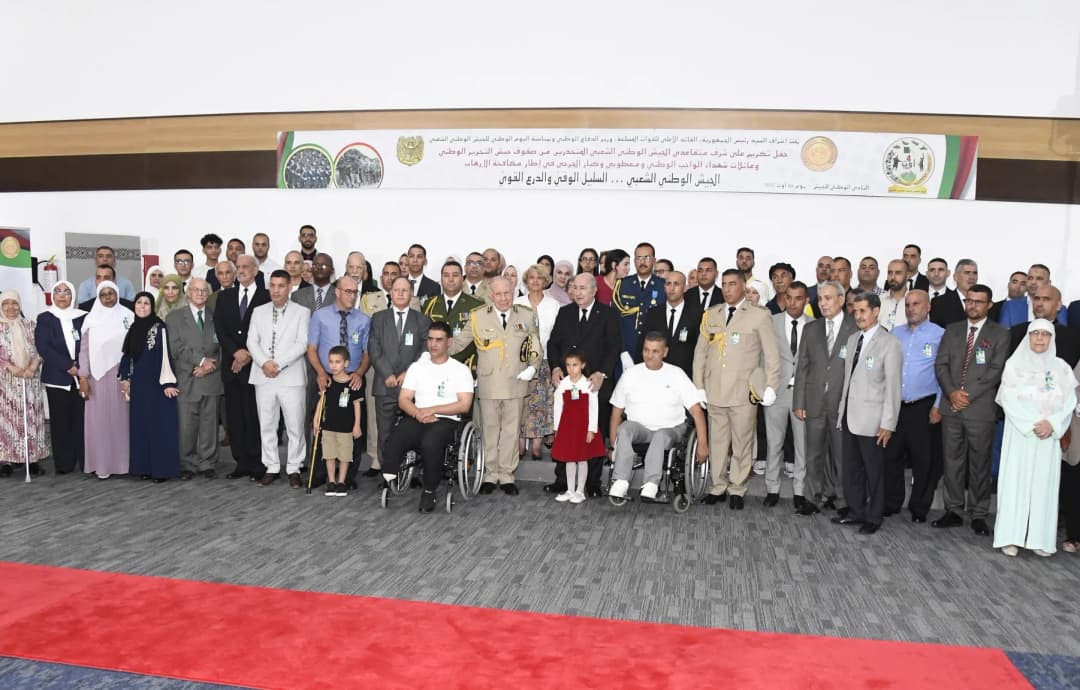 Photo de Famille du président de la République Abdelmadjid Tebboune a l'occasion de la journée nationale de l'ANP avec les membres de la familles des martyrs du devoir national, ainsi que des grands invalides et blessé.