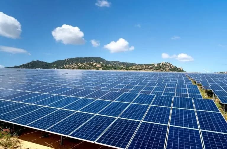 Energie solaire: mise en service des deux premières centrales du projet de 3200 MW avant fin 2025 