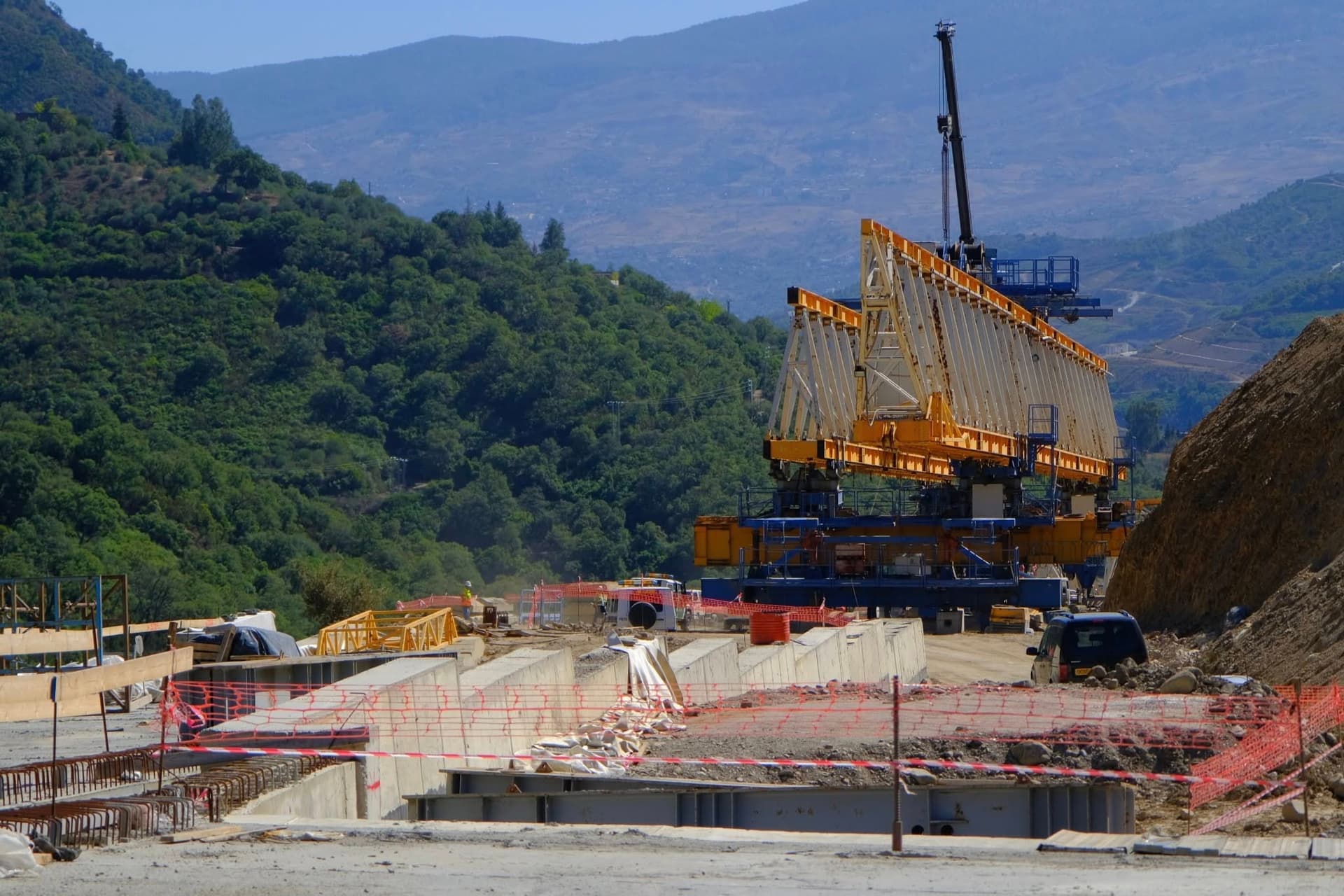 le projet de la  pénétrante autoroutière Djen Djen (Jijel)-El Eulma (Sétif) 