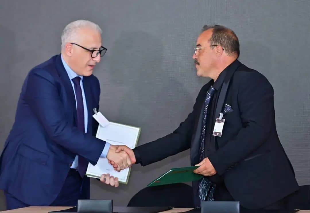 Le Premier ministre préside à Batna la cérémonie de signature d'accords de coopération visant à renforcer le partenariat industriel