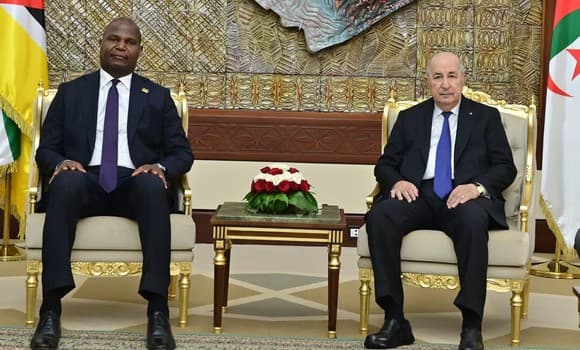 Le président de la République Abdelmadjid Tebboune reçoit le président de la République du Mozambique Daniel Chapo qui effectue une visite de travail dans le cadre du renforcement des liens de fraternité et de solidarité entre les deux pays.