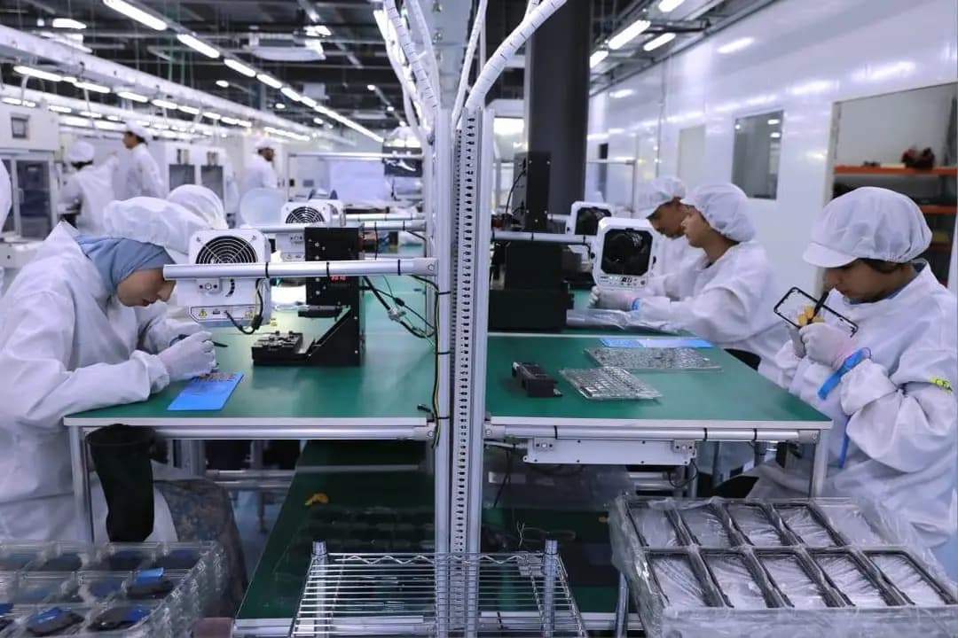 Entrée en activité d’une usine de production de smartphones
