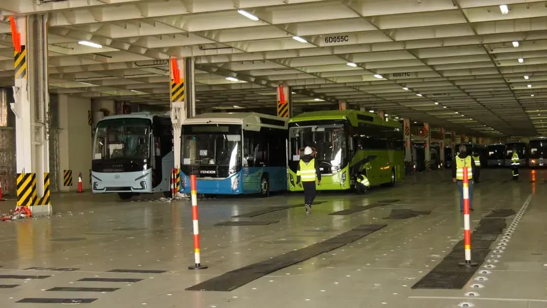 Début de la réception et de la distribution dans les grandes villes des 10000 bus importés