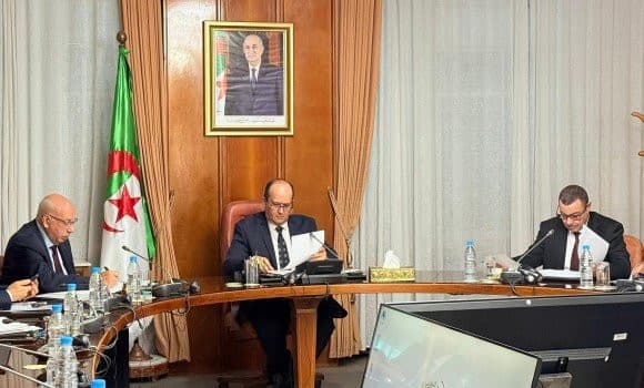 Le Premier ministre Sifi Ghrieb préside une réunion interministérielle consacrée à l'examen des préparatifs en cours de la rentrée scolaire 2025-2026.
