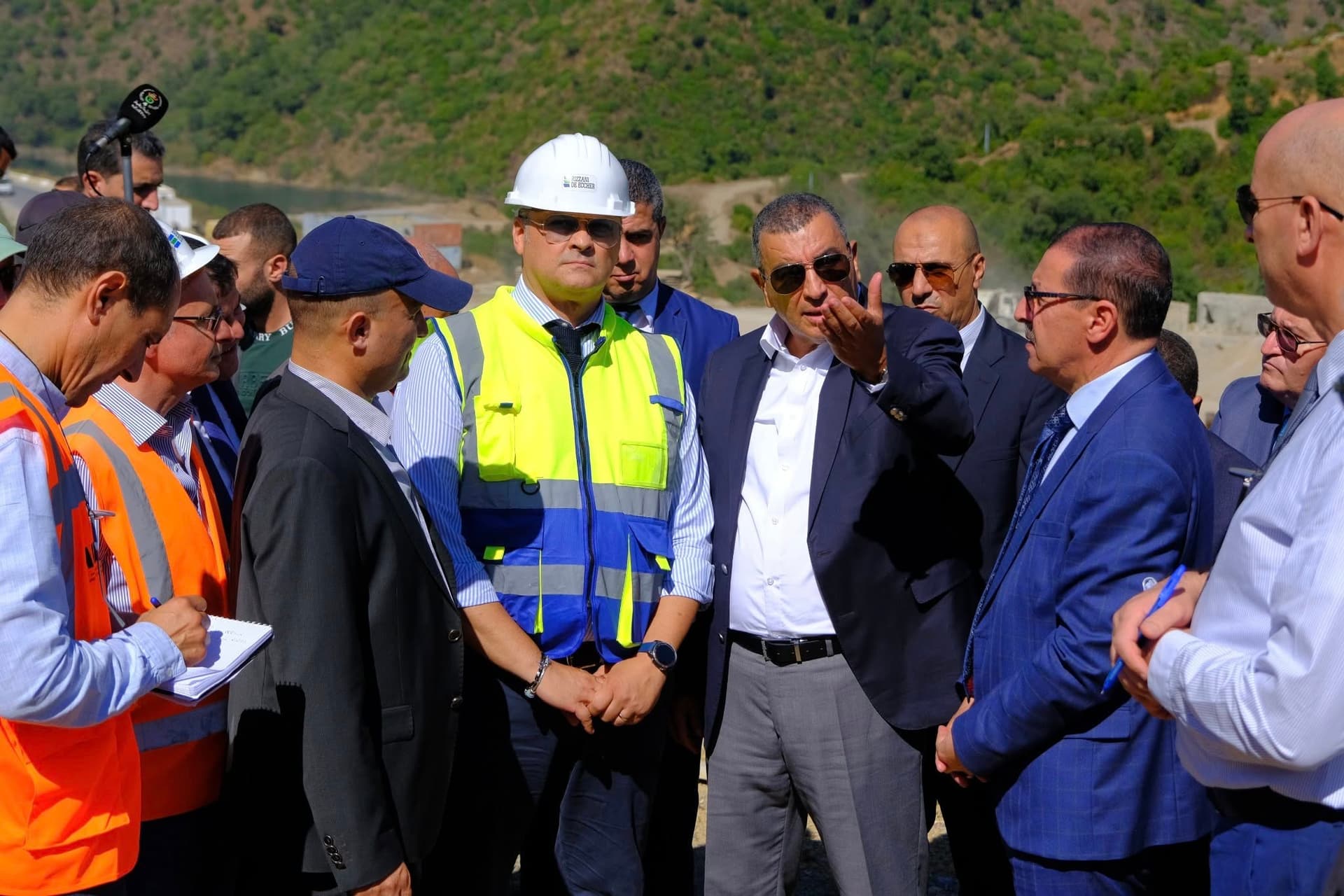 Le ministre des Travaux Publics et des 
Infrastructures de Base, Abdelkader Djellaoui, a affirmé mardi à Sétif la 
nécessité d’élaborer une feuille de route pour parachever le projet de la 
pénétrante autoroutière Djen Djen (Jijel)-El Eulma (Sétif) dont le tronçon 
traversant la wilaya de Sétif atteint 55 km.

