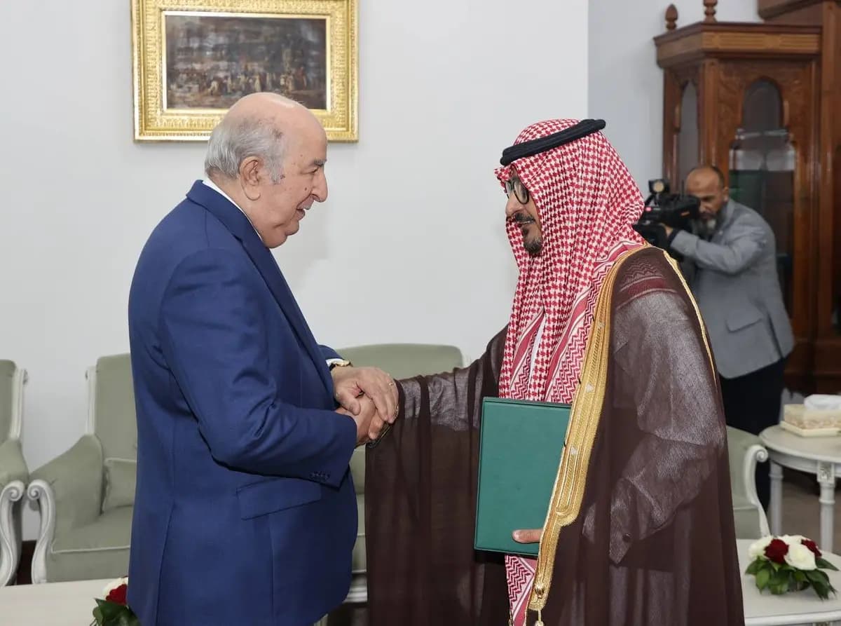 Le président de la République reçoit l'ambassadeur du Royaume d'Arabie saoudite
