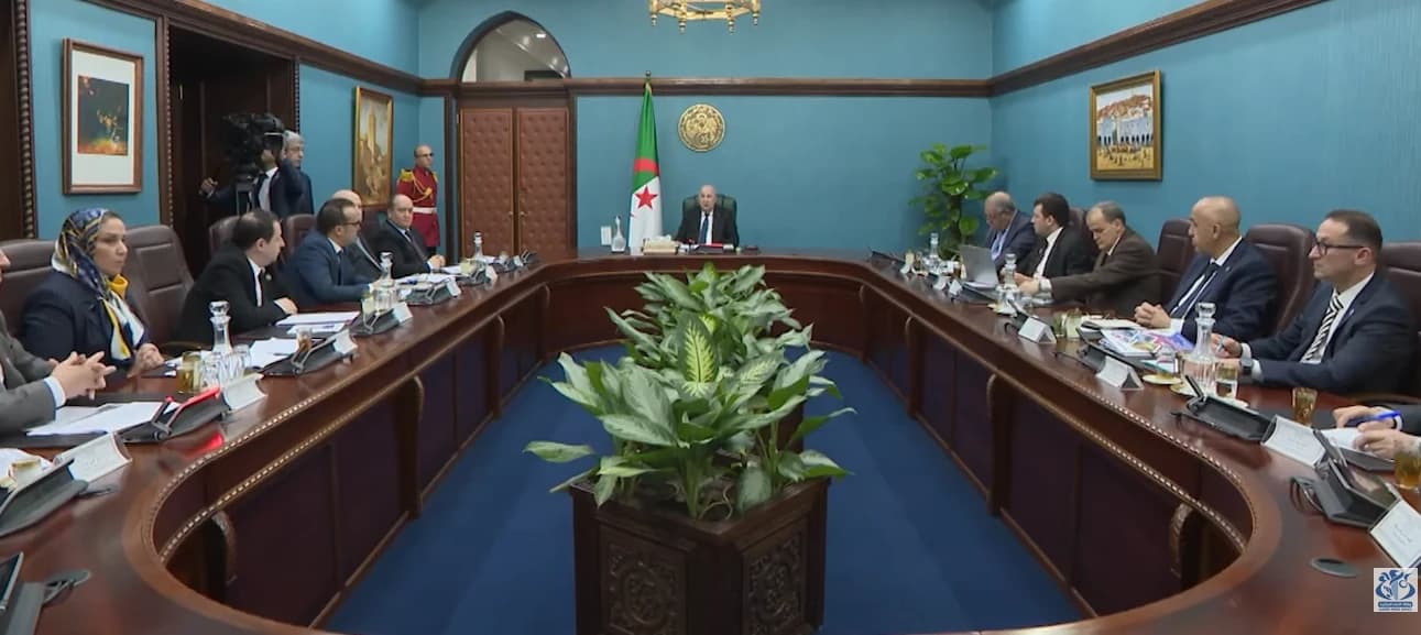 Le président de la République préside une réunion de travail consacrée à la mécanisation agricole
