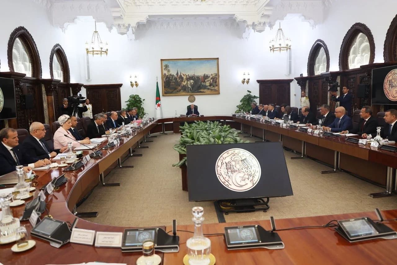 Le président de la République, Chef suprême des  Forces armées, ministre de la Défense nationale, M. Abdelmadjid Tebboune, préside, lundi, une réunion du Conseil des ministres consacrée à l'examen de deux projets de loi relatifs à la prévention contre le blanchiment d'argent et le financement du terrorisme, et à la protection des personnes physiques dans le traitement des données à caractère personnel, ainsi qu'à des exposés portant notamment sur les projets d'industrie automobile en Algérie, indique un communiqué de la Présidence de la République.