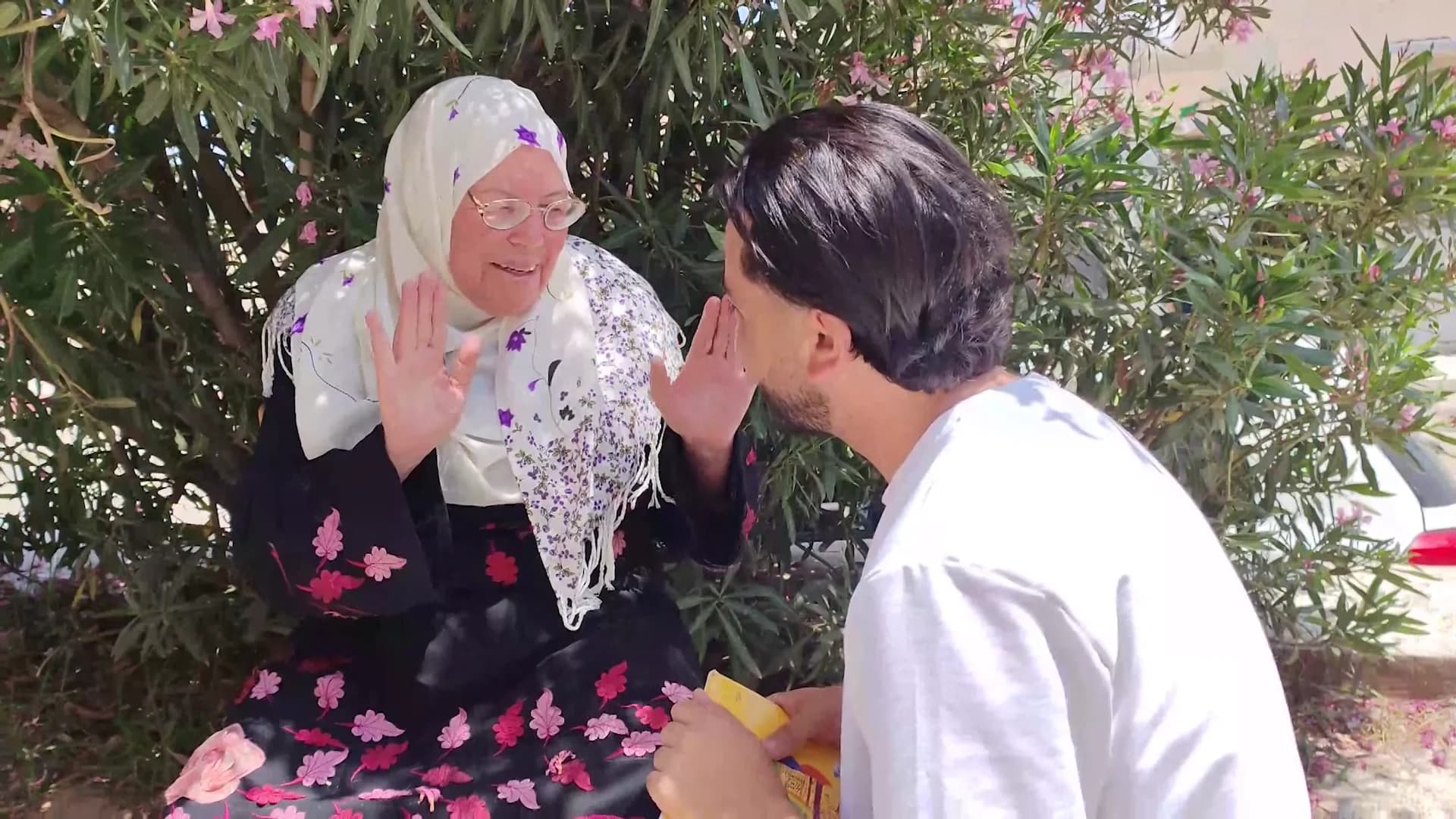 سكيكدة(وأج)- تتحدى السيدة مسعودة بوعيطة كل الصعاب من أجل التفوق في مسارها العلمي الذي بدأته من أقسام محو الأمية لتجتاز اليوم إمتحان شهادة البكالوريا بمتوسطة علاوة شبل بحمروش حمودي, وتعتبر السيدة مسعودة أكبر مترشحة في شهادة البكالوريا بسكيكدة وعمرها يفوق 80 سنة.