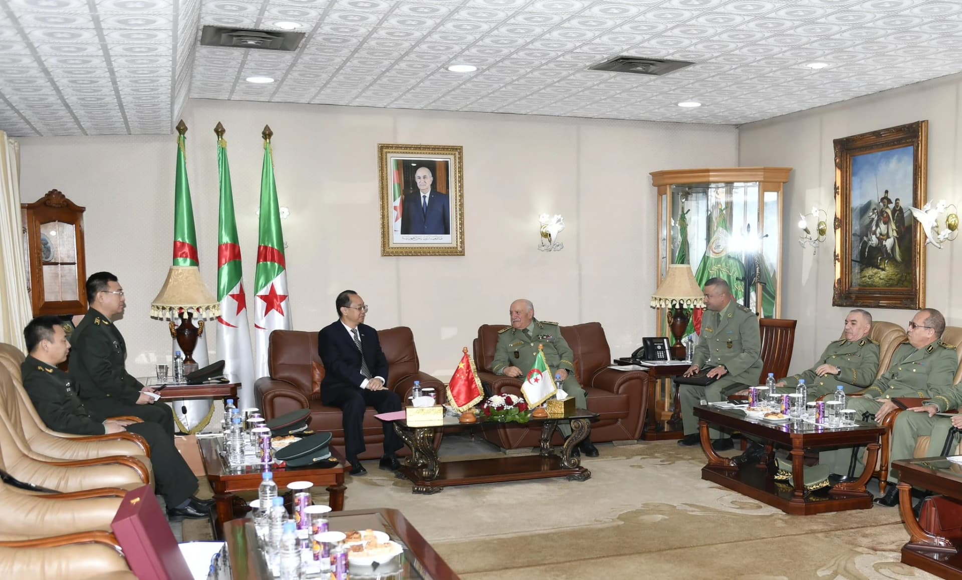 Le Commandant des Forces Terrestres reçoit l’ambassadeur de la République populaire de Chine en Algérie