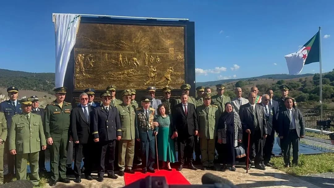 Sayoud procède à l'inauguration d'une stèle en hommage aux démineurs soviétiques