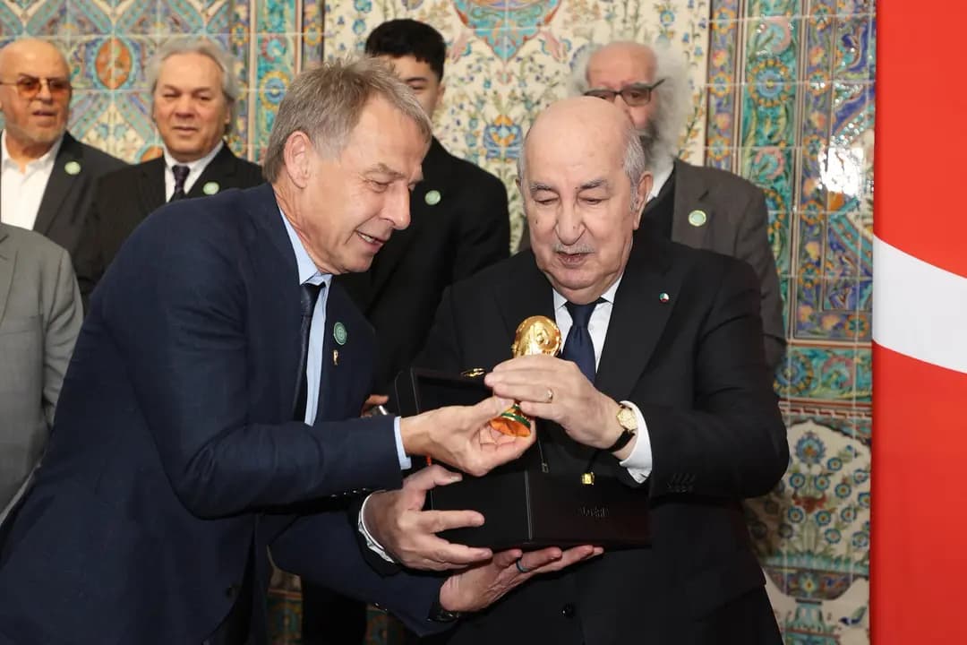 Le président de la République reçoit les légendes du football algérien