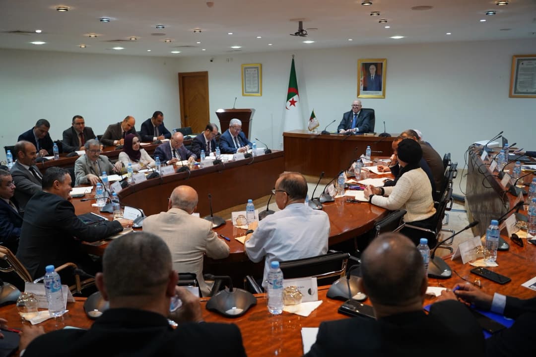 Le ministre de l'Industrie préside une réunion avec le groupe des industries chimiques "ACS"