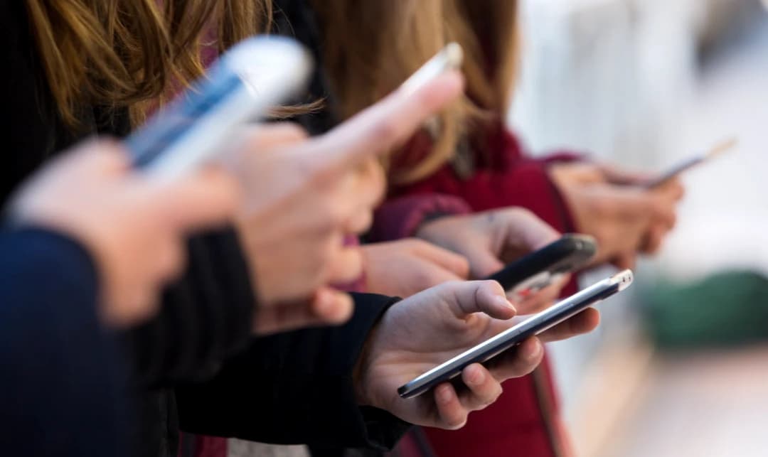 Les méfaits des écrans numériques en milieu scolaire : une enquête nationale révèle un usage "abusif" chez les élèves