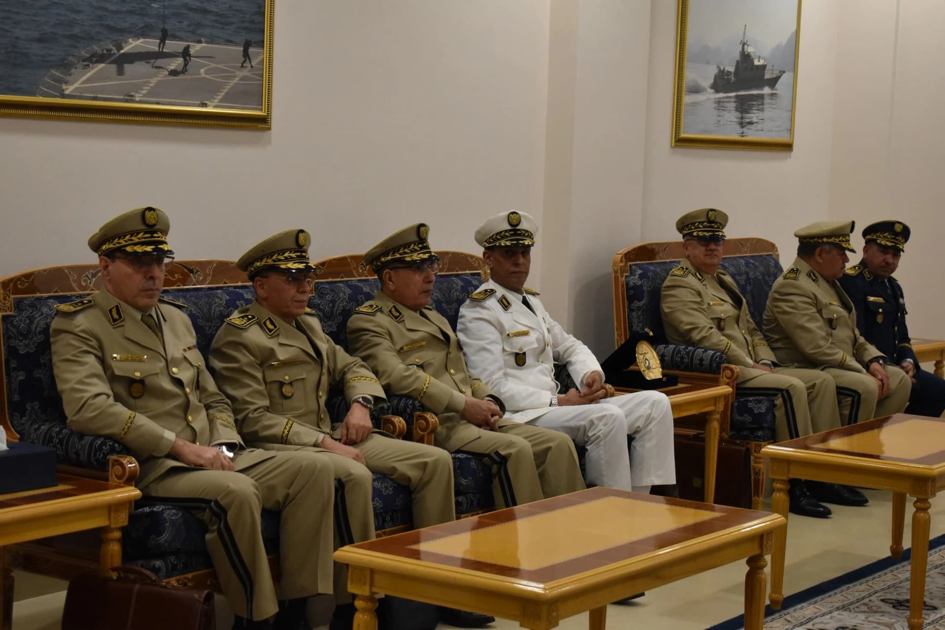Le Général d'Armée Saïd Chanegriha reçu par le Général d'Armée, ministre du Bureau royal d'Oman