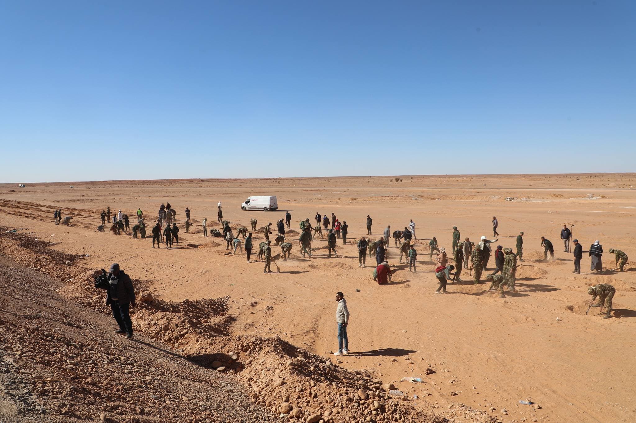 Le ministère de la Jeunesse poursuit sa grande campagne de plantation d'arbres le long de la ligne ferroviaire Béchar-Tindouf-Gara Djebilet