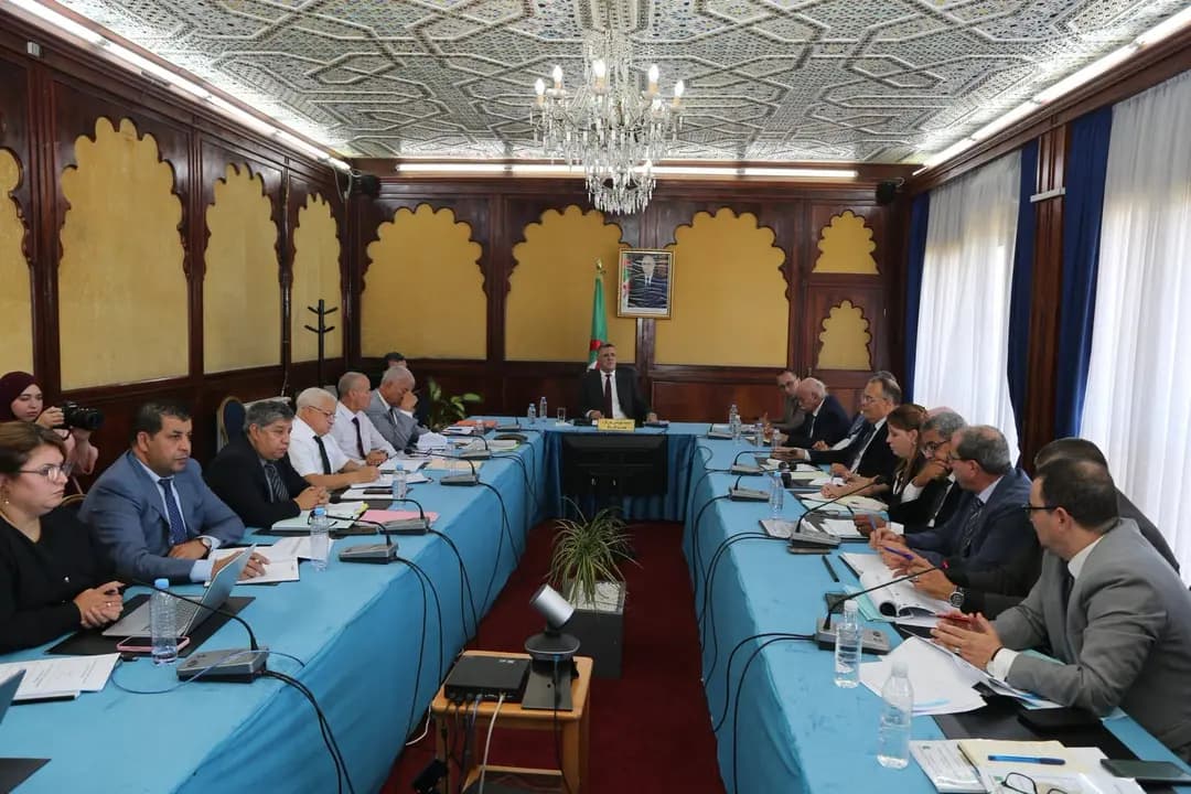 Bouzegza préside une réunion consacrée au suivi des projets du secteur