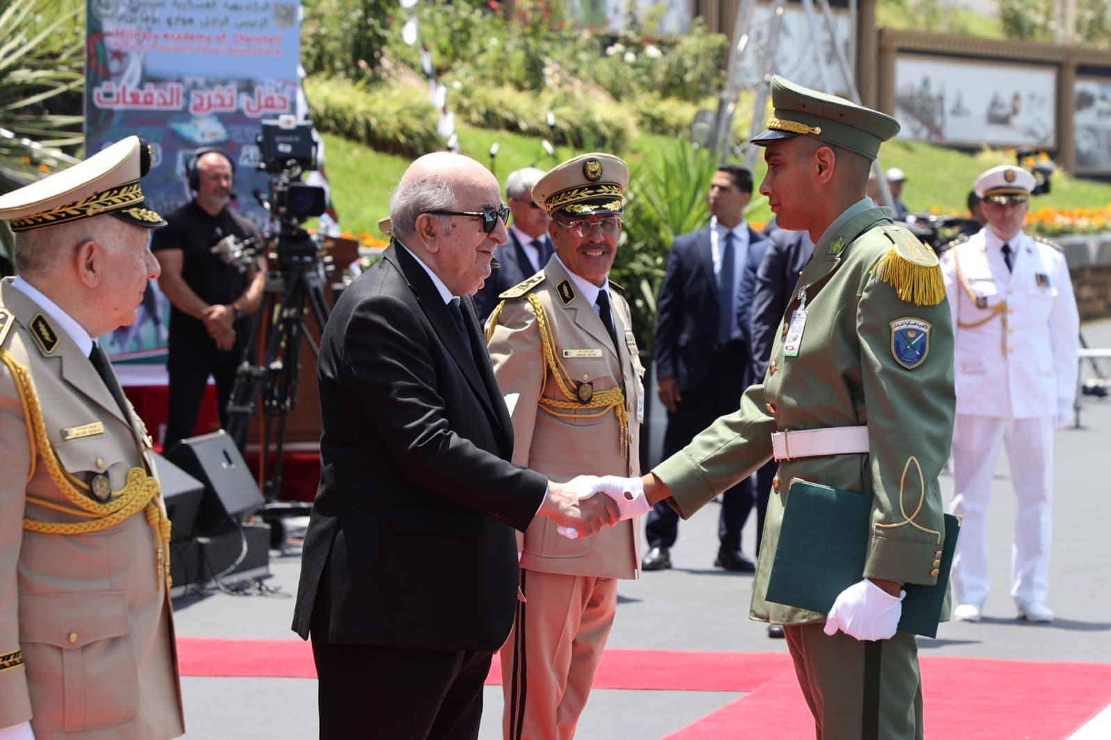 Le président de la République préside à l'Académie militaire de Cherchell la cérémonie annuelle de sortie de promotions
