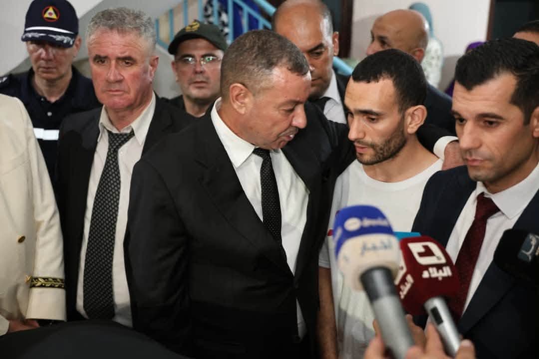 Sayoud transmet les condoléances du président de la République aux familles des deux victimes des feux de forêt
