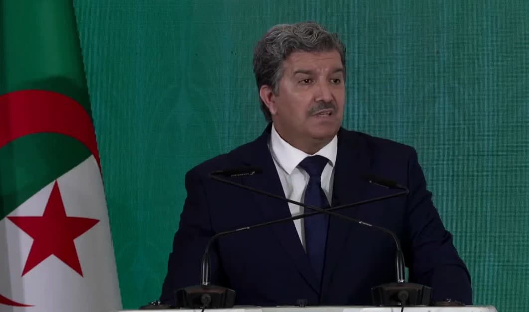 Le ministre de la Communication préside une cérémonie à l'occasion de la Journée nationale de la presse
ALGER - Le ministre de la Communication, M. Zoheir Bouamama, a présidé, mercredi soir, à Alger, une cérémonie à l'occasion de la Journée nationale de la presse, célébrée le 22 octobre de chaque année.
La cérémonie s'est déroulée en présence de personnalités nationales, de figures éminentes du secteur médiatique et des responsables d'institutions médiatiques nationales.
S'exprimant à cette occasion, M. Bouamama a affirmé que cette célébration constitue "une tradition annuelle qui consacre l'intérêt de l'Etat à ce secteur vital et sa reconnaissance pour les efforts de ses enfants".
Le ministre de la Communication a transmis les salutations et les félicitations du président de la République, M. Abdelmadjid Tebboune, "émanant de sa profonde considération pour cette noble profession et de sa fierté envers les femmes et les hommes du secteur de l'information, qui accomplissent leur devoir pour défendre l'Algérie, par fidélité au message des Chouhada et au service du citoyen".
M. Bouamama a, par ailleurs, visité une exposition de photographies et d'archives organisée à cette occasion, retraçant les différentes étapes de l'évolution des médias nationaux depuis la glorieuse Guerre de libération.