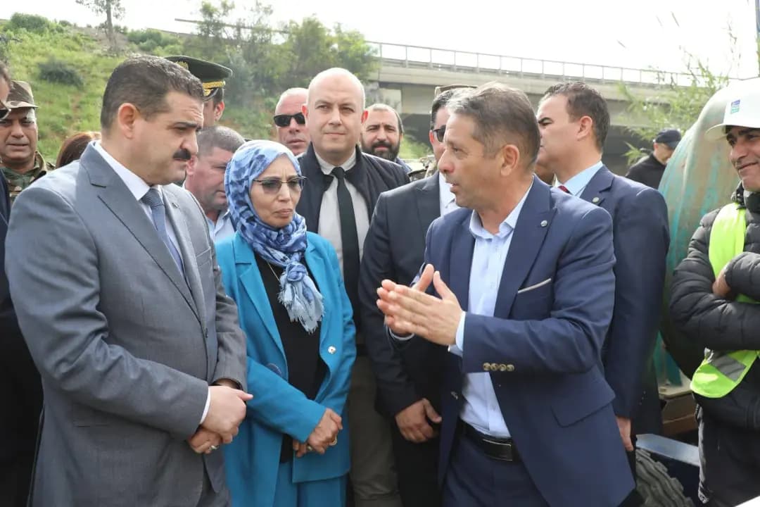 Le ministre de l’Hydraulique inspecte le site de la panne survenue sur la conduite principale du