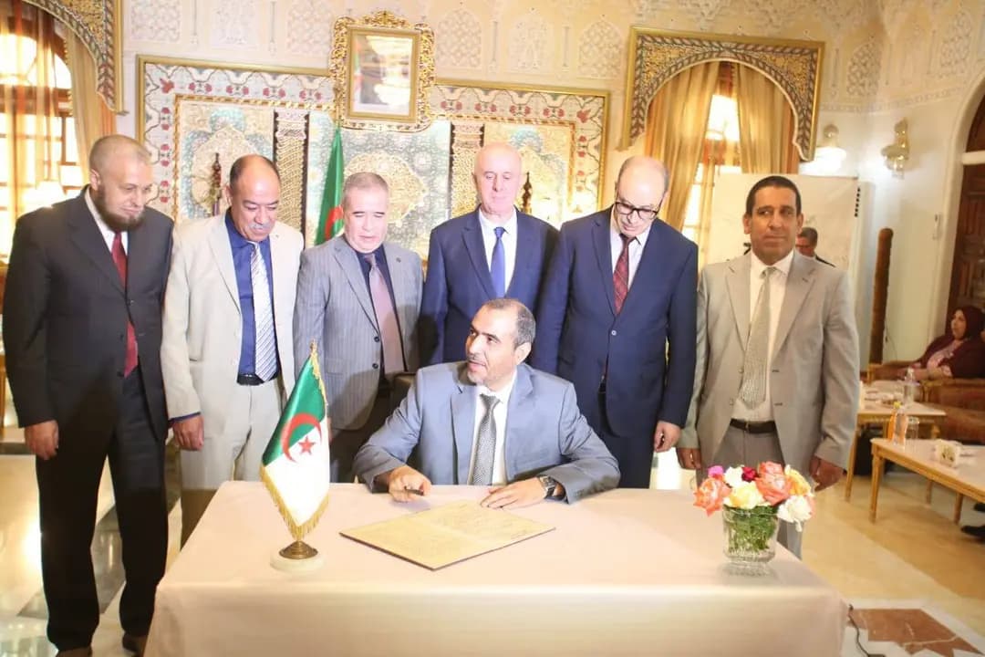 Signature de l'autorisation préalable à la publication d'un exemplaire du Saint Coran en écriture "Naskh"