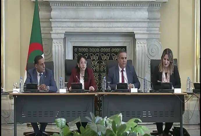 Abdellatif présente le texte de loi relatif aux conditions d'exercice