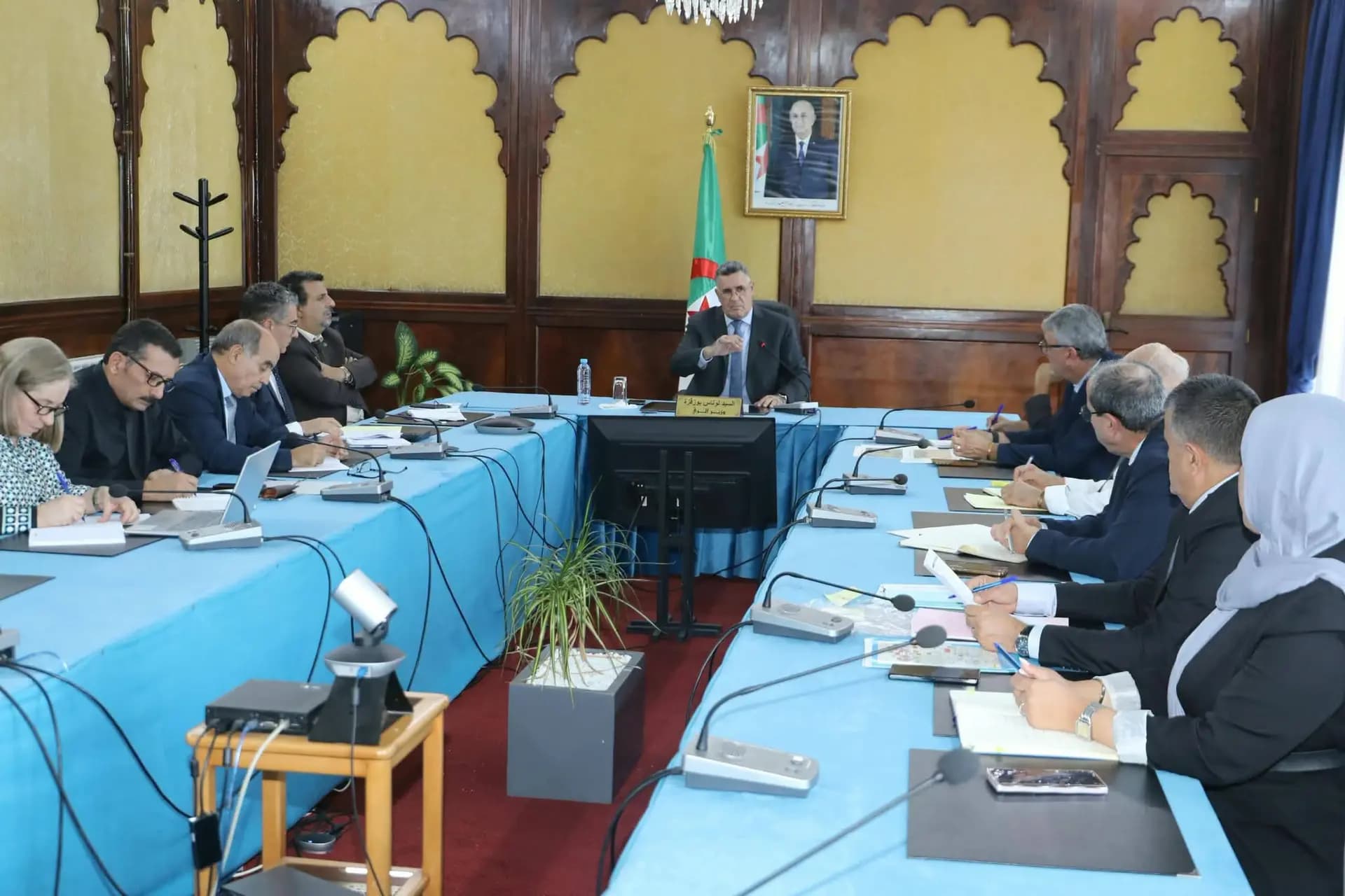 Bouzegza préside une réunion de suivi des projets de raccordement en aval des nouvelles stations