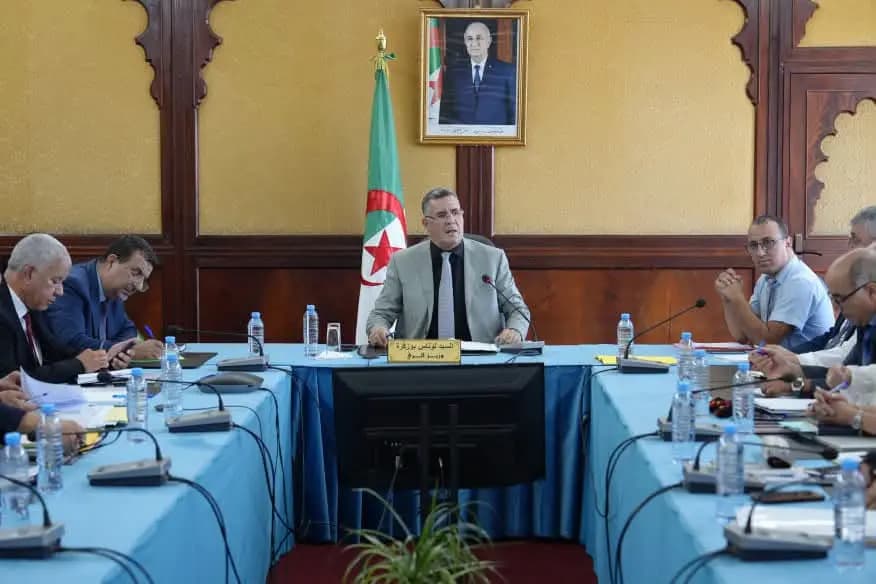 Bouzegza préside une réunion d’évaluation de la mise en œuvre des projets et du renforcement du service public