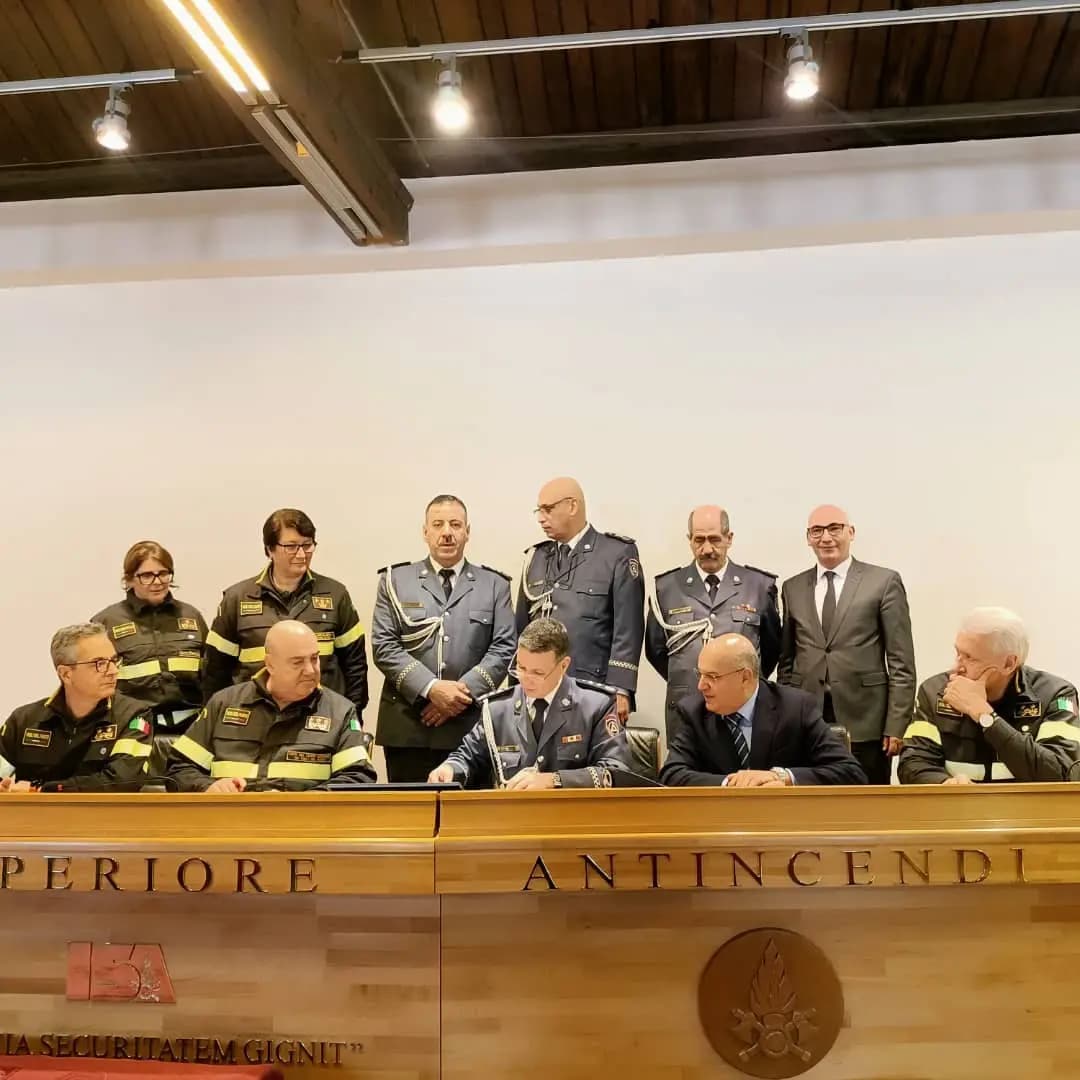 Le Colonel Bourelaf et son homologue italien signent le décret de création d'un groupe de travail pour