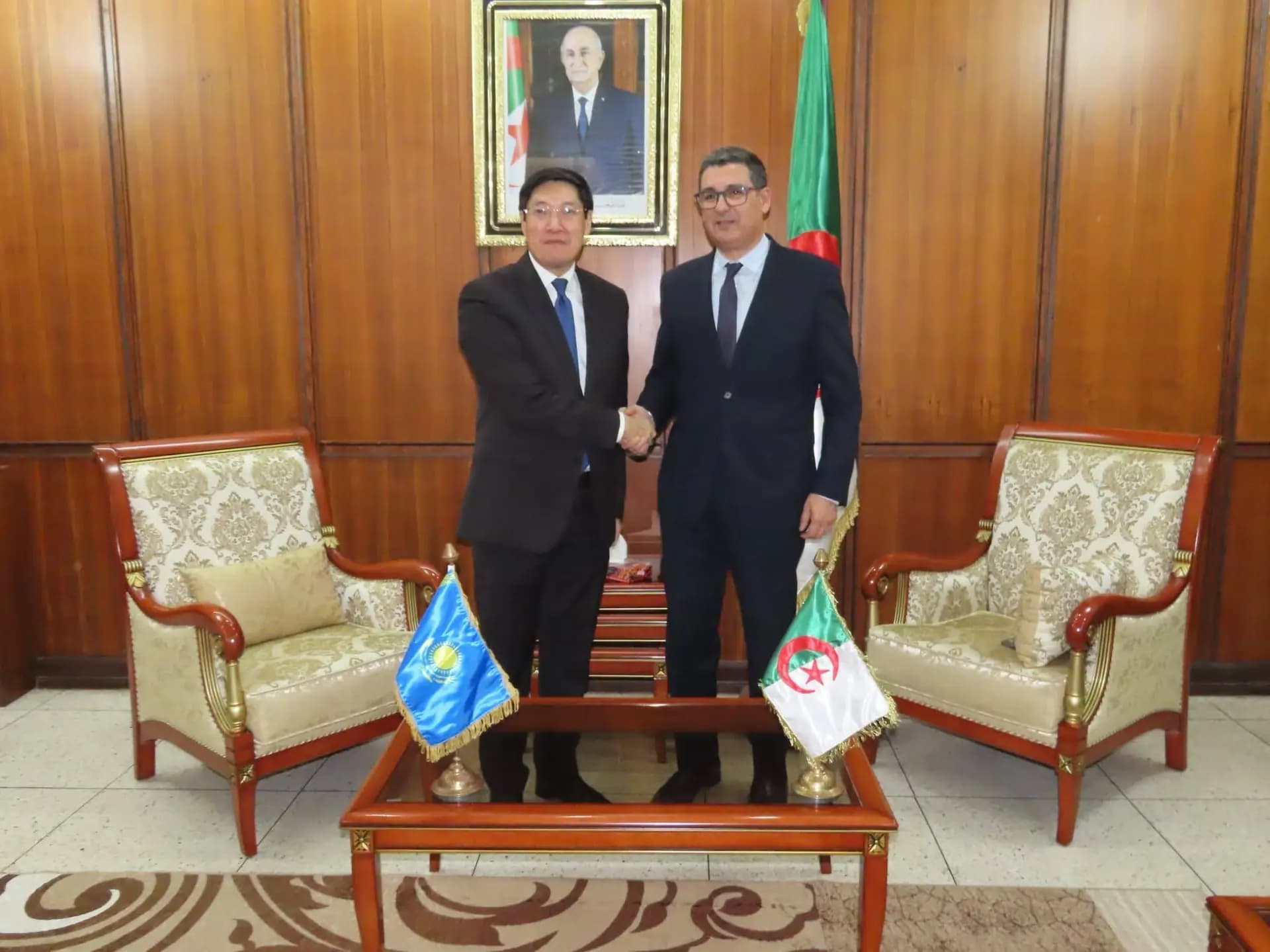 Ait Messaoudene reçoit l'ambassadeur de la République du Kazakhstan en Algérie