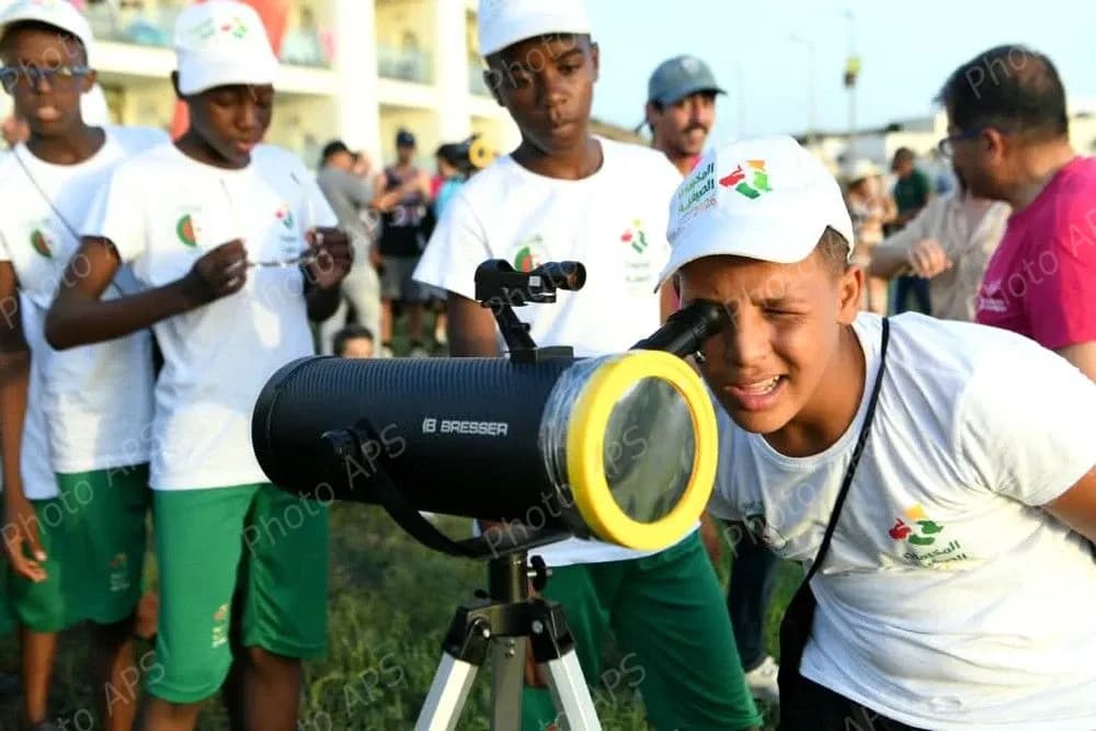 Observation de l'éclipse solaire dans le ciel algérien à travers différentes wilayas du pays