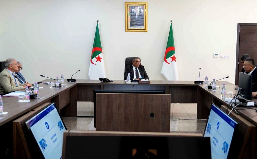 Djellaoui examine l'état d'avancement des deux projets avec un groupe chinois