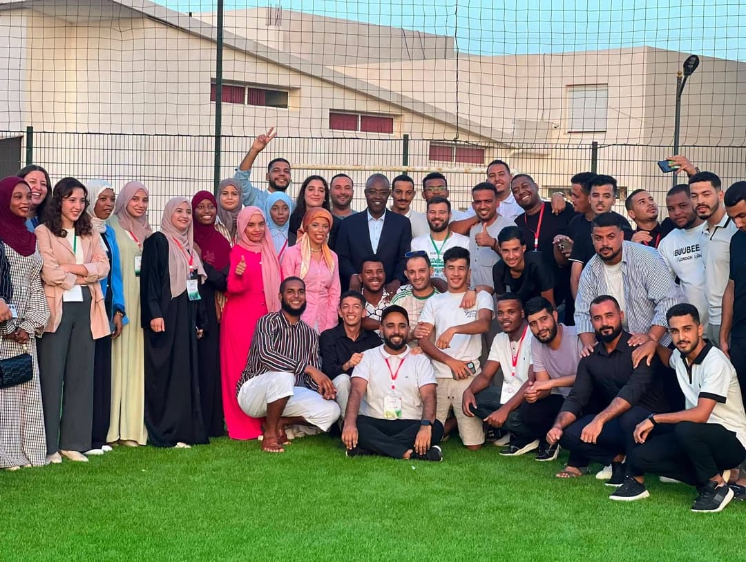 Hidaoui rend visite aux participants au camp de jeunes "Leaders Lab Camp 2026" à Aïn Taya