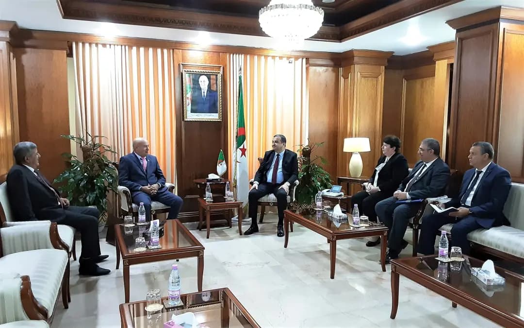 M. Arkab reçoit deux membres du Conseil de la nation des wilayas de Tlemcen et Tiaret