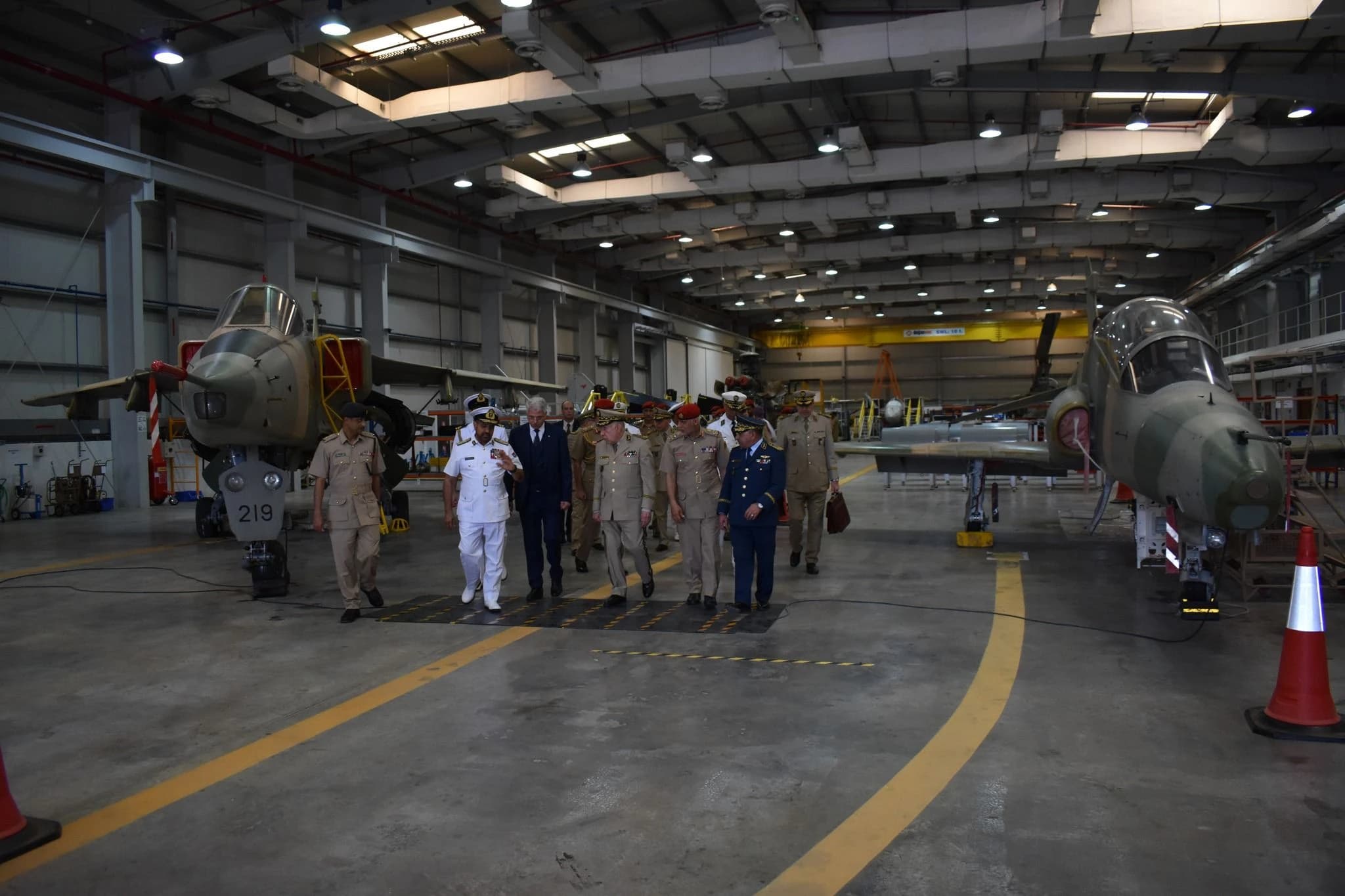 Le Général d'Armée Saïd Chanegriha visite le Collège militaire technique à Mascate