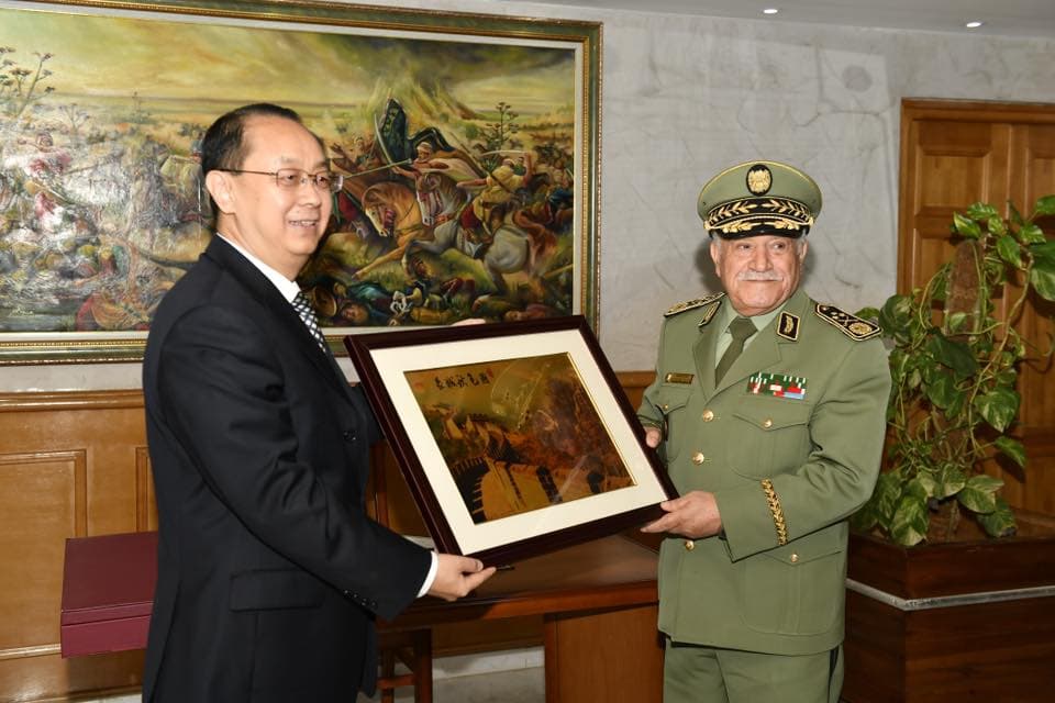 Le Commandant des Forces Terrestres reçoit l’ambassadeur de la République populaire de Chine en Algérie