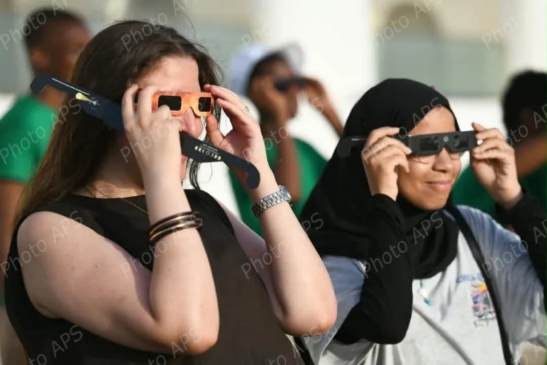 Observation de l'éclipse solaire dans le ciel algérien à travers différentes wilayas du pays