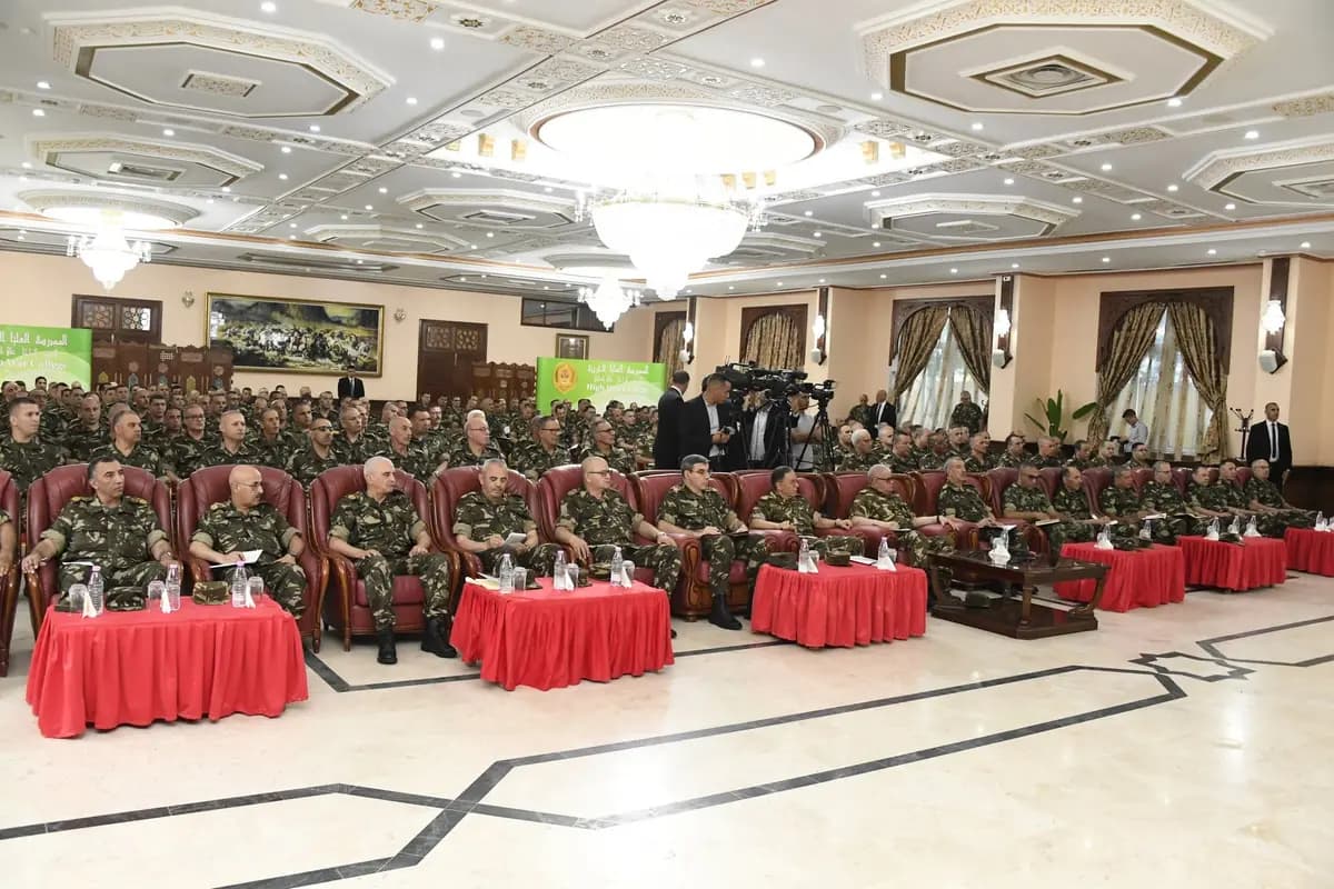Au nom du président de la République, le Général d'Armée Chanegriha supervise l'installation du nouveau directeur de l'Ecole supérieure de Guerre