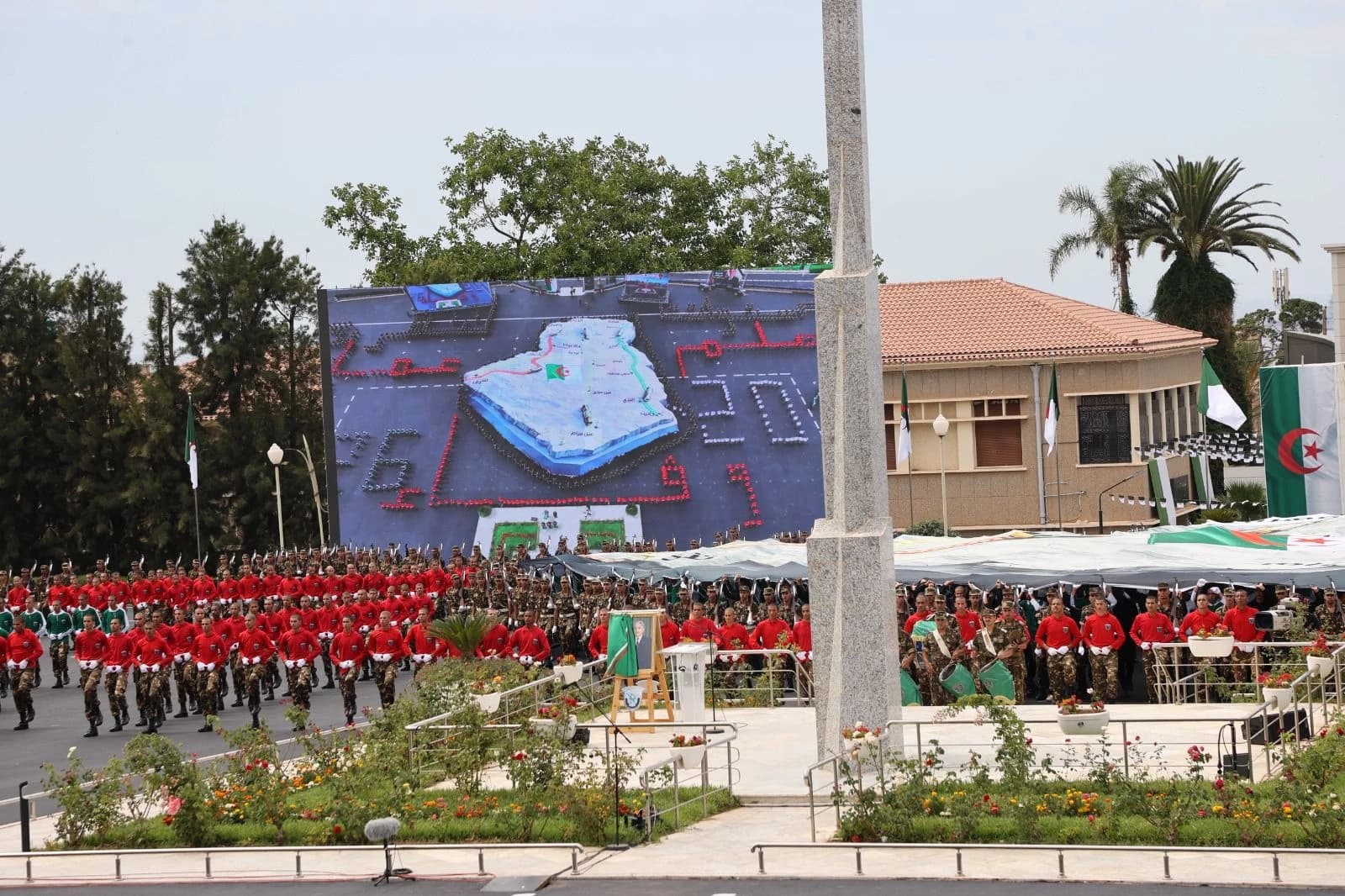 Le président de la République préside à l'Académie militaire de Cherchell la cérémonie annuelle de sortie de promotions
