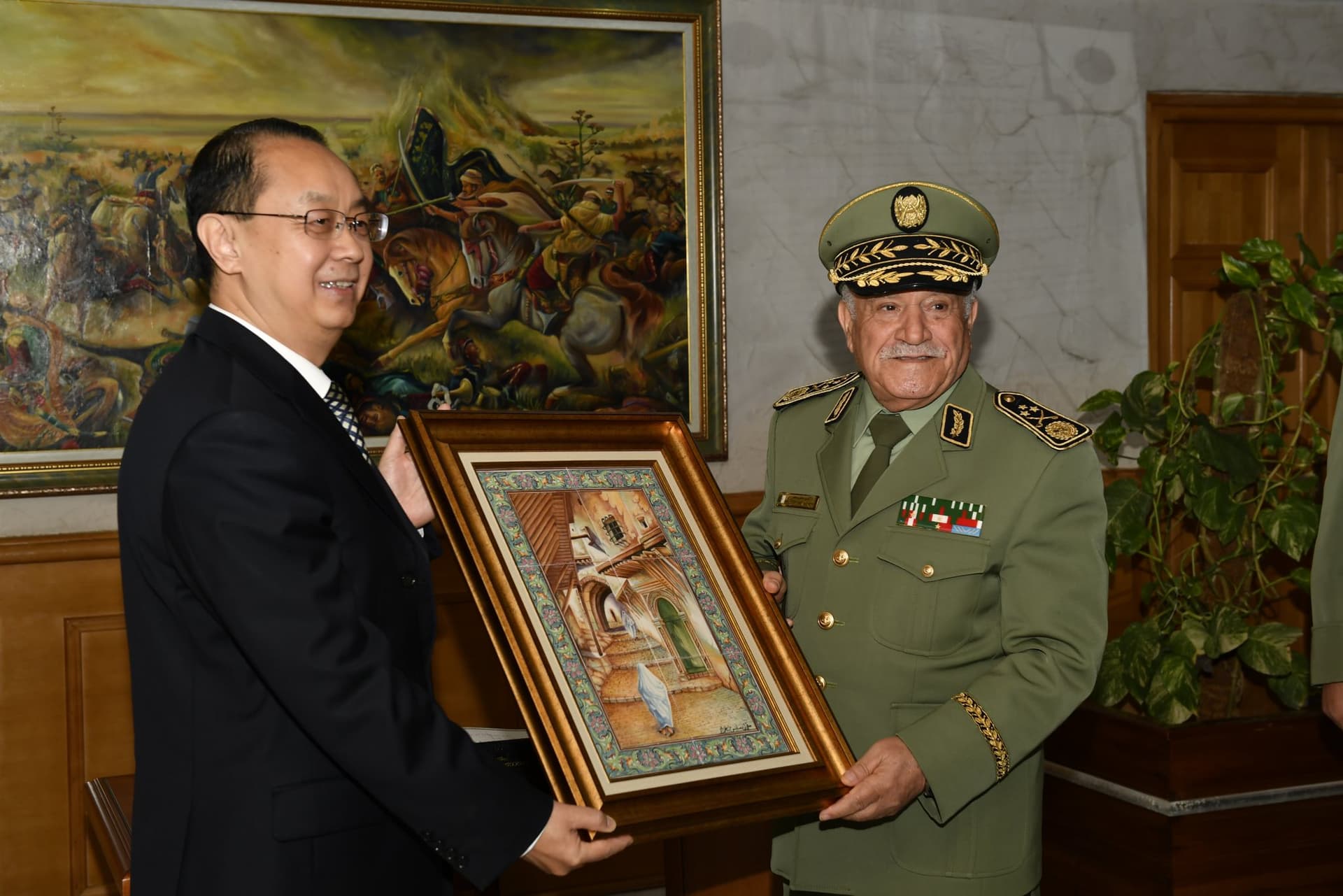 Le Commandant des Forces Terrestres reçoit l’ambassadeur de la République populaire de Chine en Algérie