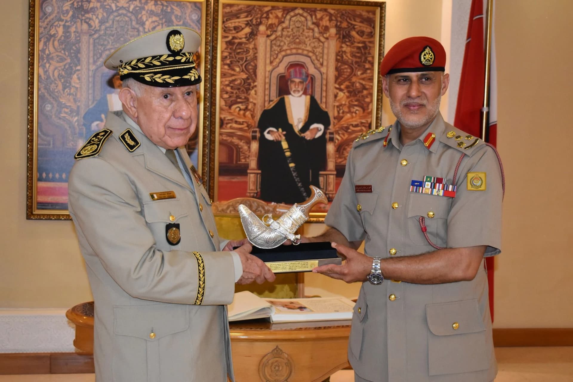 Le Général d'Armée Saïd Chanegriha visite le Collège militaire technique à Mascate