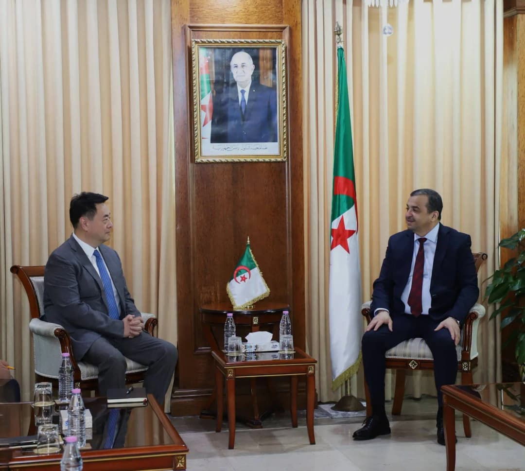Arkab examine avec une délégation du groupe sidérurgique chinois Baowu les opportunités de partenariats industriels et d'investissement en Algérie