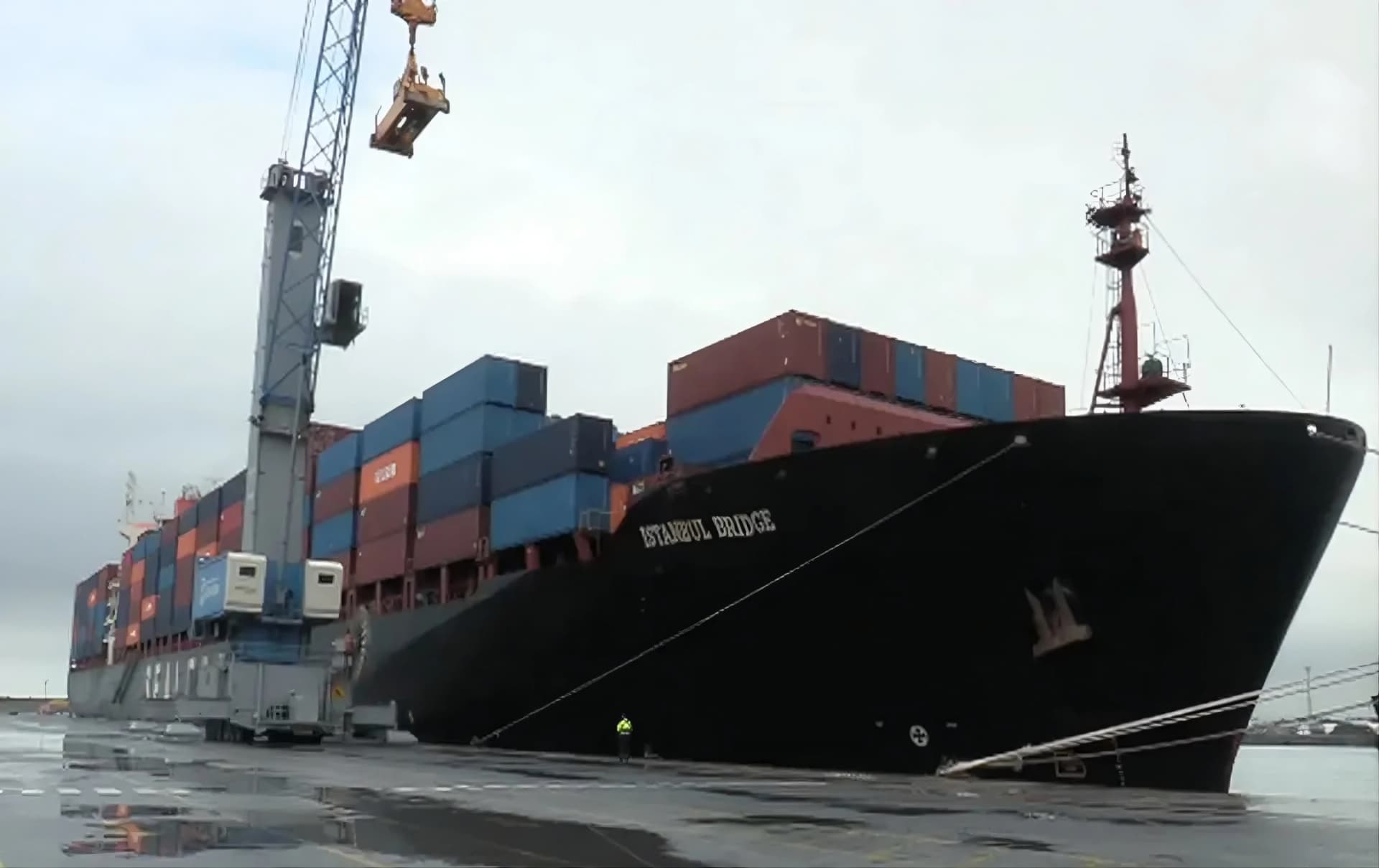 Le plus grand porte-conteneurs accoste au port de Djen Djen