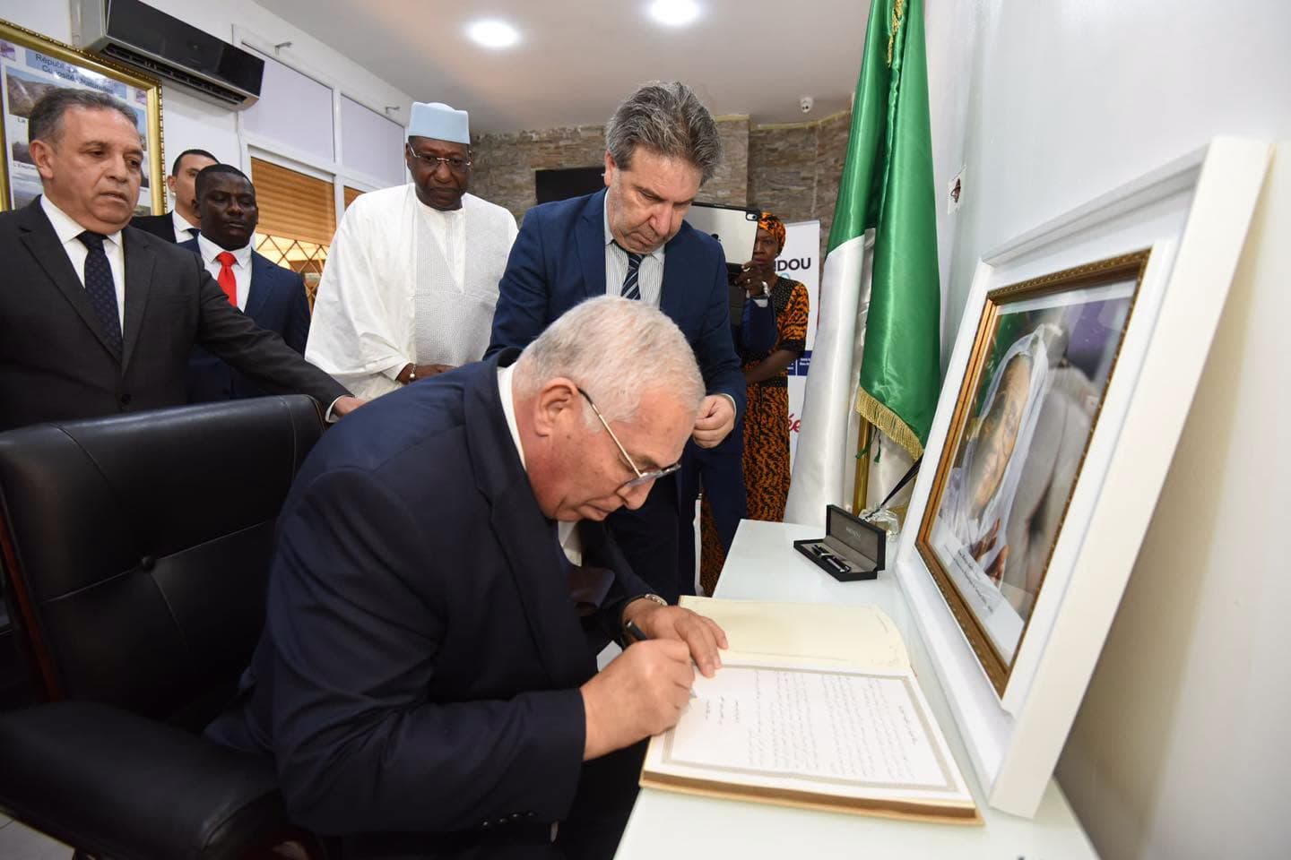 Décès de la veuve du défunt président Ahmed Sékou Touré : au nom du président de la République, M. Tacherift signe le registre de condoléances