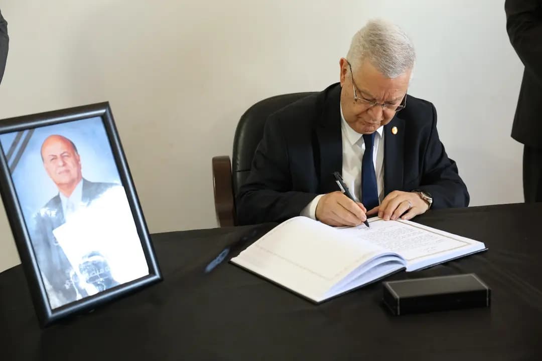 Nasri signe le registre de condoléances à l'ambassade du Yémen au nom du président de la République
