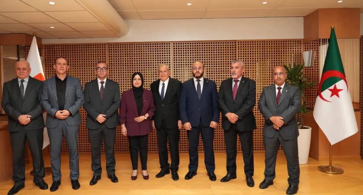 Hachichi reçoit une délégation de la commission des affaires économiques de l'APN